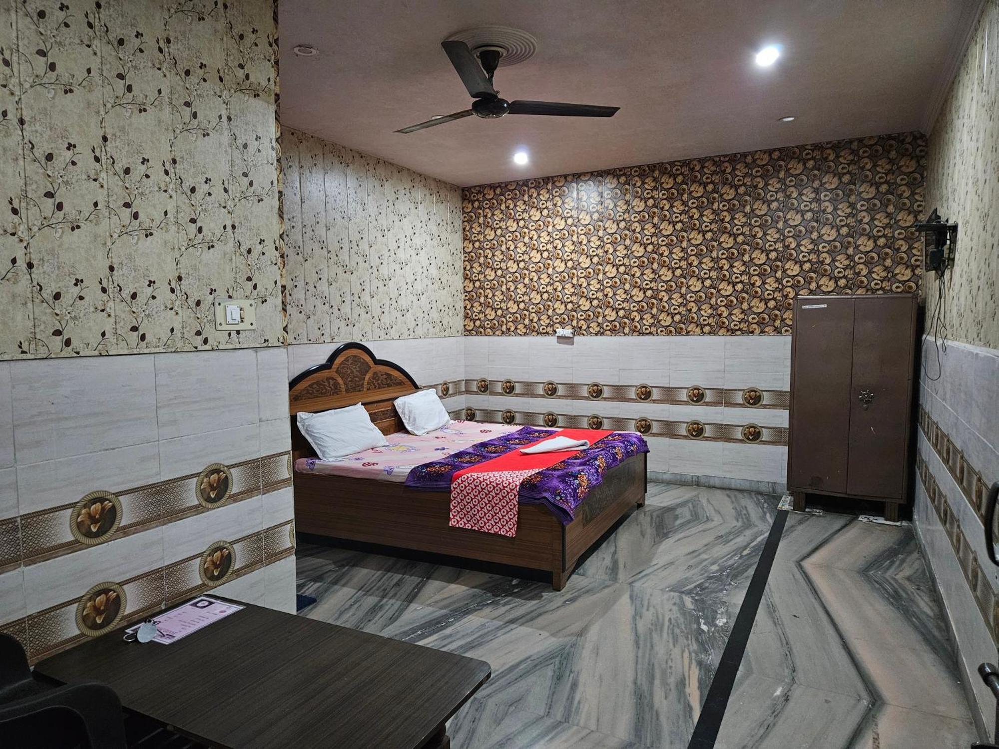 Haldwāni Hotel Chitrarth & Party Lawn מראה חיצוני תמונה